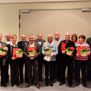 Ausgezeichnete Sozialdemokraten: Der SPD-Landtagsabgeordnete Heinz Lotz (links) ehrte beim Familienabend der SPD-Wächtersbach verdiente Sozialdemokraten für ihre langjährige Treue zur Partei.