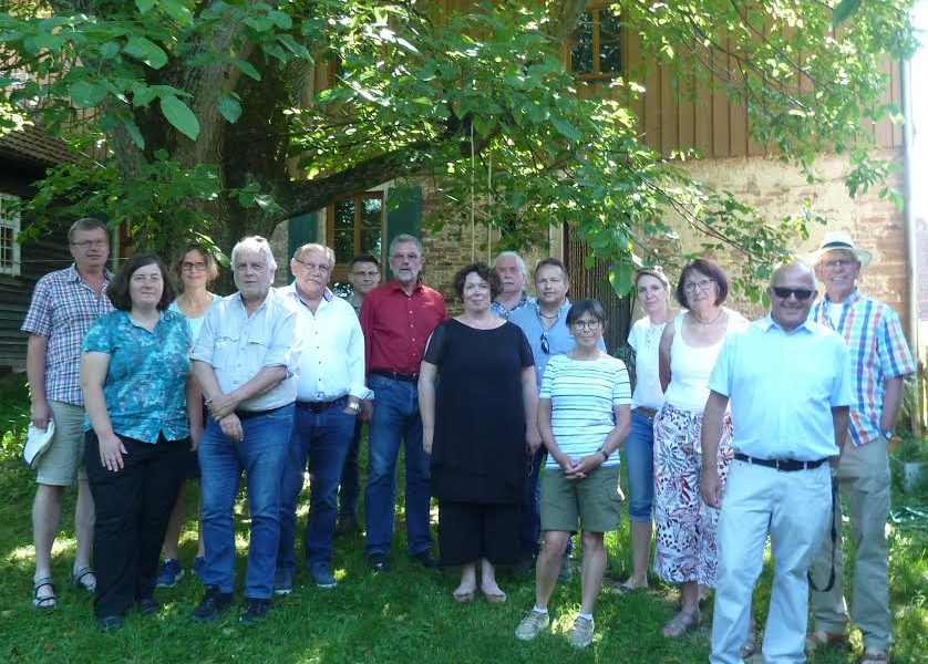Der Arbeitskreis „Landwirtschaft und Ländlicher Raum“ der SPD Hessen-Süd besuchte den Hof von Dieter Euler (7.v.l.) in Schlüchtern