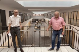 Der Geschäftsführer der Main-Kinzig-Kliniken Dieter Bartsch mit dem Landtagsabgeordneten Heinz Lotz in der neuen Eingangshalle in Gelnhausen