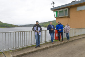 Auf dem Foto (v.l.): SPD-Bürgermeisterkandidat Timo Jacob-da Rosa, Landtagsabgeordneter Heinz Lotz, Holger Scheffler (Geschäftsführer Wasserverband), Stadträtin Marianne Rüttger auf der Staumauer der Kinzigtalsperre